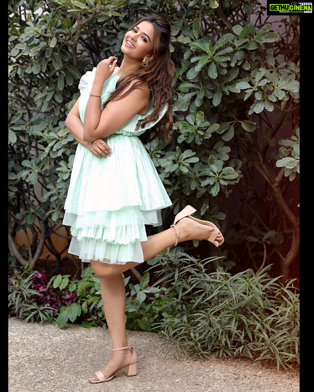 Pujita Ponnada Instagram - Have a fun weekend yβall π§π»ββοΈβ¨π₯ Clicked by @vclicksphactoryofficial Outfit @thevoguenaari Styling @salonij676 Makeup @aayushisinhamakeup Hairstylist @gadwalmounika #pujitaponnada #love #happiness #actor #goodmorning