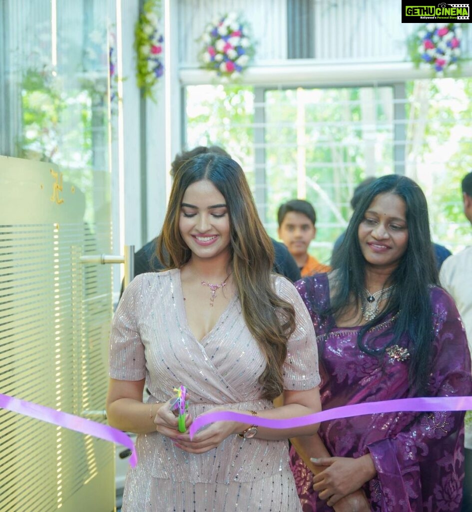 Pujita Ponnada Instagram - Happy to have inaugurated Bommineni Clinics in Kokapet, Congratulations Dr.Durga Rani on the grand opening, a few pics from the event 💜 📸 @midhuphotography_official #pujitaponnada