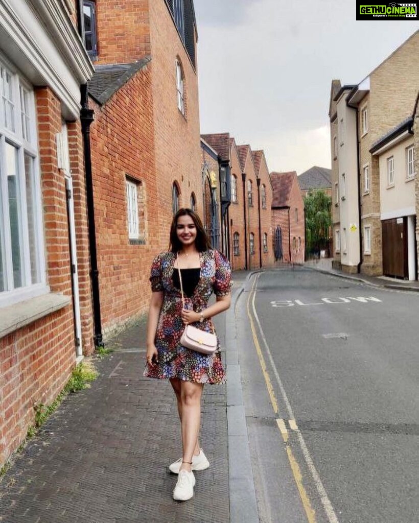 Pujita Ponnada Instagram - A bright sunny day in Oxford 🇬🇧☀️🧡 #pujitaponnada #ukdiaries #oxford #exploringuk Oxford, England - UK