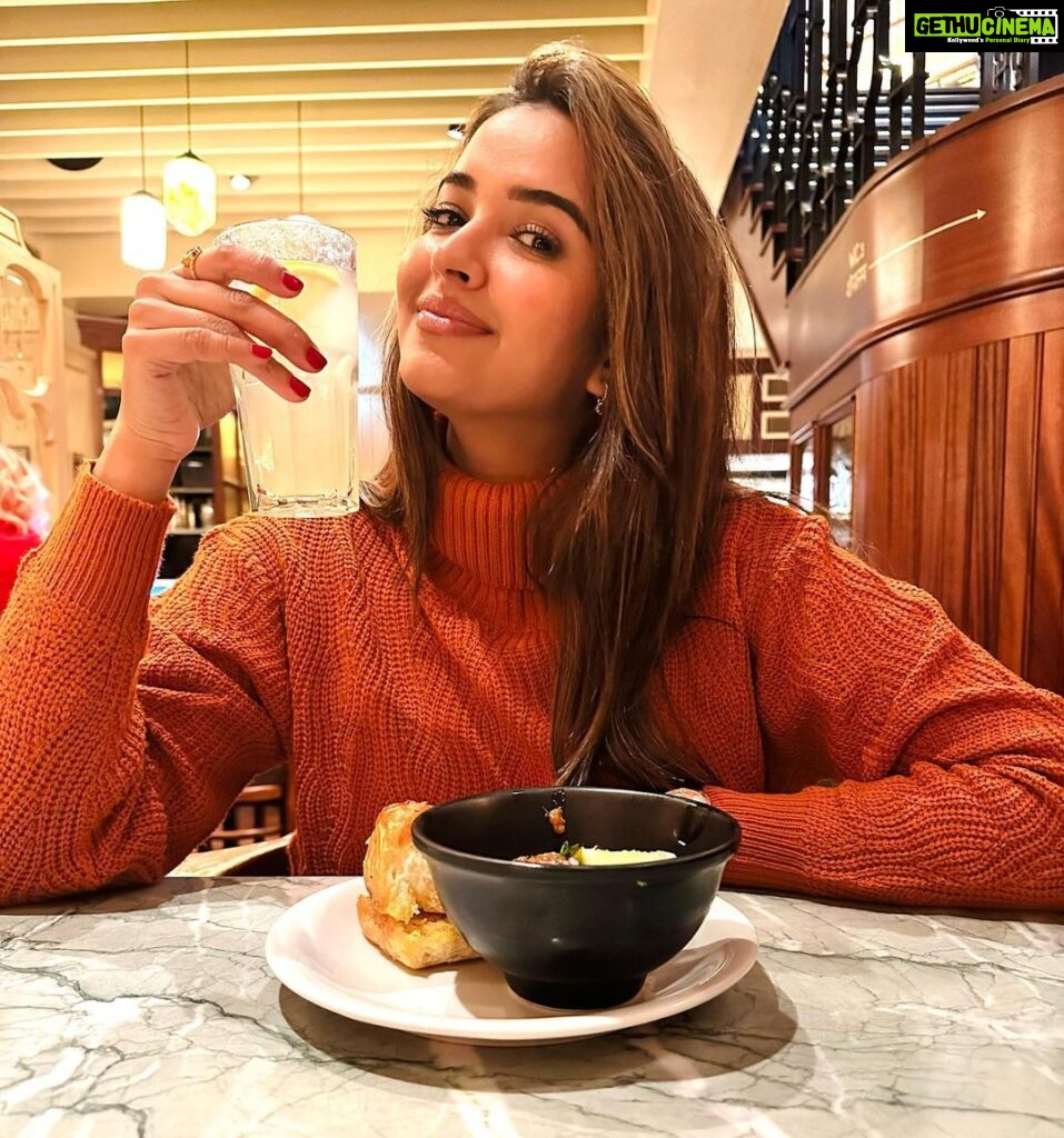 Pujita Ponnada Instagram - Different stages of waiting for food 🍱🌶️ #pujitaponnada #ukdiaries #exploringlondon Dishoom, Covent Garden