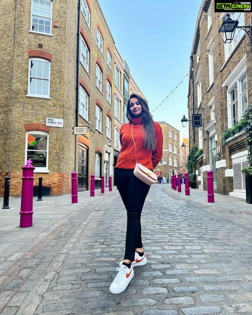 Pujita Ponnada Instagram - Exploring Oxford Street 🇬🇧 #pujitaponnada #ukdiaries #exploringlondon Oxford Street, London England