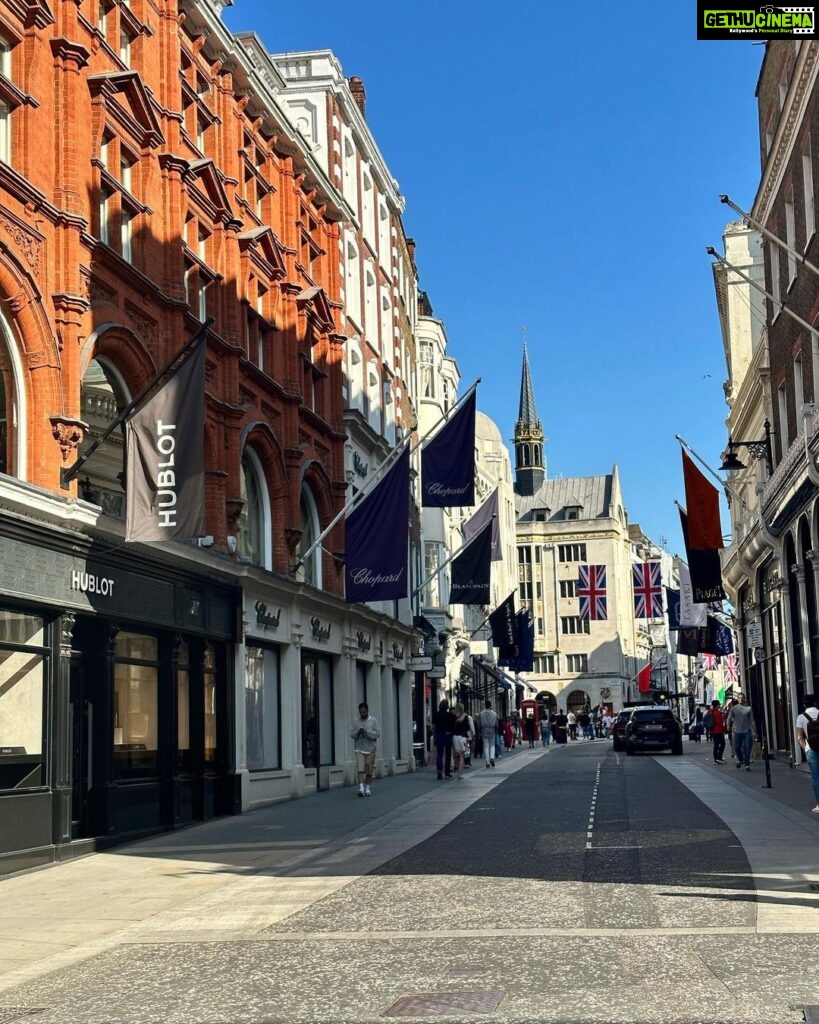 Pujita Ponnada Instagram - Exploring Oxford Street 🇬🇧 #pujitaponnada #ukdiaries #exploringlondon Oxford Street, London England