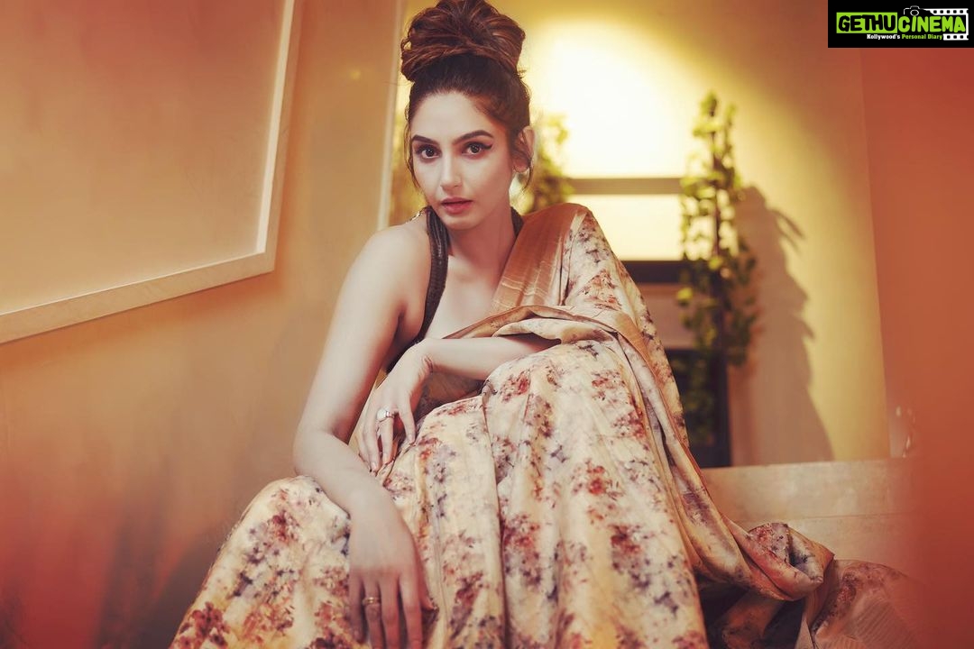 Ragini Dwivedi Instagram - ONE SAREE : 1 story 🫠🤓 Shot by @suneethhalgeri Makeup n hair @strokesnstrands Outfit @cholafashions @sanjay_shammy Curated @liya__samuel25 #raginidwivedi #ragini #photooftheday #photo #shooting #shootdiaries #shootlife #shootmode #actor #actorlife #influencer #karnataka #south #india #saree #sareefashion #sareelove #sarees #instagood #instagram #instapic #instafashion Bangalore, India