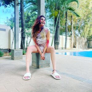 Ragini Dwivedi Instagram - HOLI 💕

ಹೋಳಿ ಹಬ್ಬದ ಶುಭಾಶಯಗಳು 
The arrival of spring .. end of winter 
Blossoming of love 
Meet everyone play Laugh 💕 
forget and forgive and repair broken relationships 
Shot by @raveenarai17 

#raginidwivedi #happyholi #holifestival #holihai #newyear #newbeginnings #newpost #positivevibes #happyme #festivalofcolors #colours #smile #laughingcolours #laugh #live #friendship #love #light