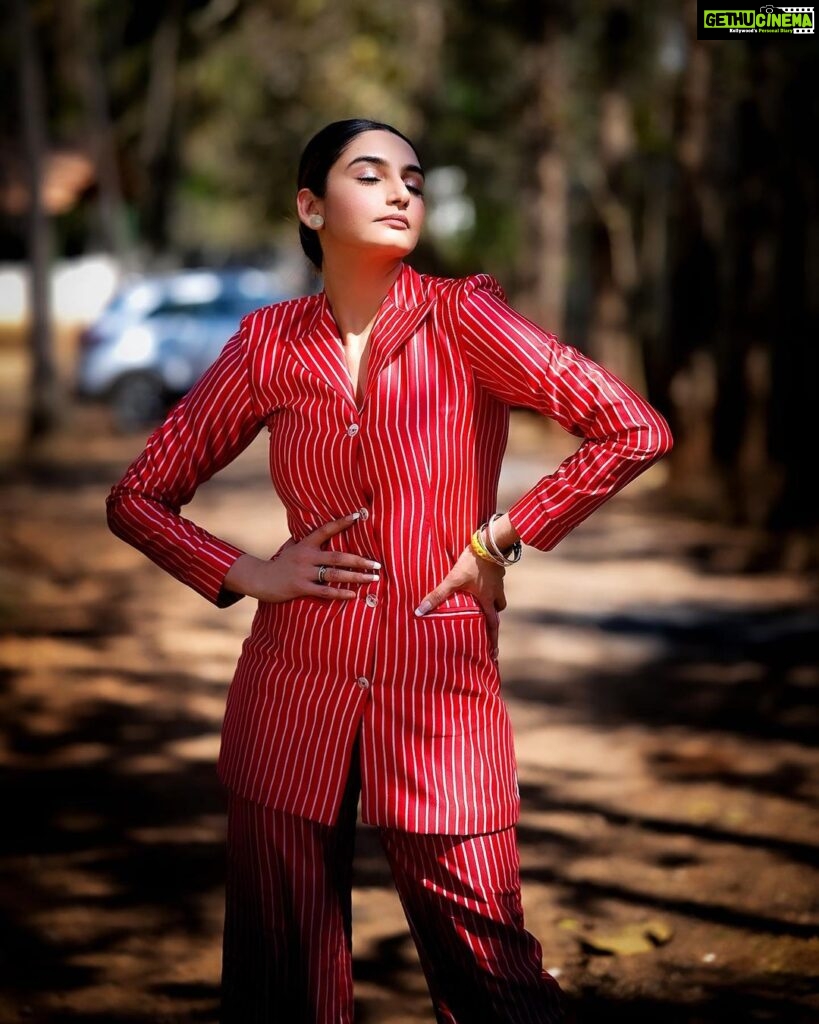 Ragini Dwivedi Instagram - FOR @itel_india LAUNCH 👑 Outfit @devnastitchingstudio Shot by @arjunsuhas Edited by @strokesnstrands Makeup n hair @rraginidwivedi Curated by @kumarjagganath #raginidwivedi #ragini #brandcollaboration #eventdiaries #phone #pad #bengaluru #instagood #instagram #instapic #pantsuit Bangalore, India