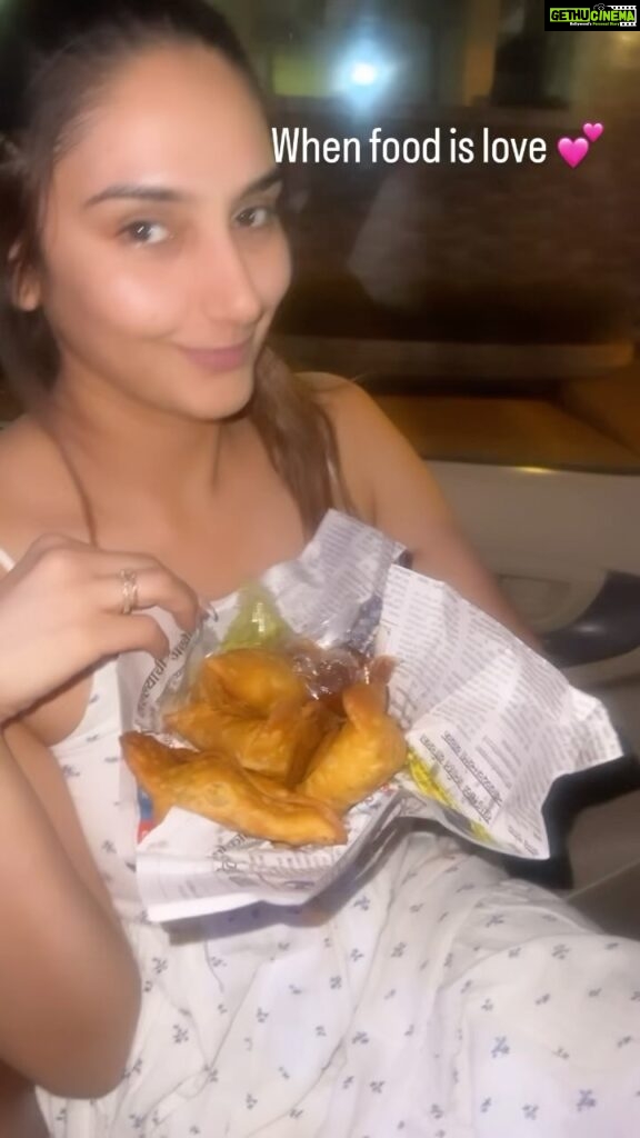 Ragini Dwivedi Instagram - MUMBAI KA SAMOSA 😜👑🙉 While shooting for #walkerhouse we needed this lovely local food in Vasai …. Thank you @theromancer_ for the video 😉 #raginidwivedi #ragini #trendingreels #trending #trendingsongs #trendingaudio #trend #reelsinstagram #reelitfeelit #reelsvideo #reelsindia #reelkarofeelkaro #rdeats #foodporn #foodblogger #foodstagram #foodie #samosa #lovefood Mumbai, Maharashtra