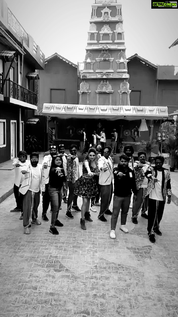 Ragini Dwivedi Instagram - #PUSHPAVATI 💕 Did a little fun dance with my team of Dancers from the KFI … this song doing the rounds so we did our version @darshanthoogudeepashrinivas @rachita_instaofficial and @harimonium ATB after a long time a fun filled Kannada song and another one from me coming soon Special reason for black and white filter surprise soon for you guys …. So excited 🤓🤓🤓 Video courtesy @nainaarora.fashion STAY TUNED 🥳🥳🥳 COMING SOON 💃💃 #raginidwivedi #ragini #trendingreels #trendingsongs #trendingaudio #trending #trendingnow #trendingdances #kannadasongs #kannadareels #shakeitpushpavati #pushpavati #love #reelsinstagram #reels #reelitfeelit #reelsindia #reelkarofeelkaro #reelindia #instagood #instalike #instagram #instafashion #instalove #positivevibes #positivevibes #dancereels #dancevideo