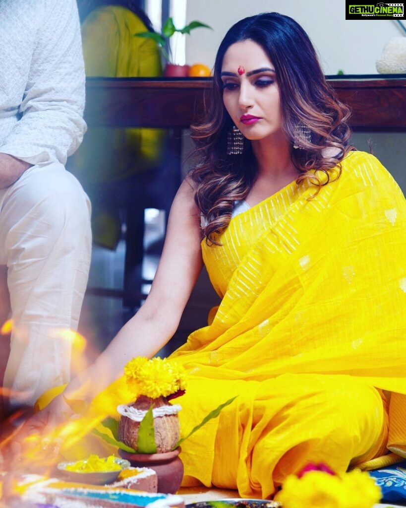 Ragini Dwivedi Instagram - MAHASHIVRATRI 🫶🏾💕 Shiva is truth,*…. Shiva is eternal,* Shiva is God,*…. Shiva is Omkar,* Shiva is power,*…. Shiva is devotion,* *Shiva is immense and limitless.* May you all be limitless and immense #raginidwivedi #ragini #shivaratri #mahashivratri #positivevibes #pose #powerofprayer #power #spiritual #spirituality #prayer #festivetime #om #omnamahshivaya #photooftheday #photo #pooja #ethnicwear #instagram #instadaily #instamood *Har har Mahadev*🙏 *Om Namah Shivai*🙏 *Happy Mahashivratri*🙏🏻 Bangalore, India