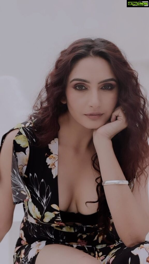 Ragini Dwivedi Instagram - MAST MAST HUDGI 🙋‍♀😉😉🍾 Shot by @chethankamal Make up n hair @strokesnstrands Outfit @nainaarora.fashion Music @vinay_music #raginidwivedi #ragini #portrait #power #poetry #trendingreels #trendingsongs #trendingaudio #trendingnow #trendsetter #reelsinstagram #reelsvideo #reelitfeelit #reelsindia #reelkarofeelkaro #reelviral #actorslife #influencer #fanmade #instagood #instagram #instadaily #instamood Bangalore, India