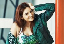 Ragini Dwivedi Instagram - SMILE A LITTLE 🙋‍♀️ Show em how it’s done baby 😉😉 #raginidwivedi #ragini #photoshoot #photooftheday #photoart #smile #smilemore #fitnessmotivation #fit #lovenlight #positivevibes #weekend #instagood #instagram #instafashion #instamood #instacool #poser #actor #influencer Bangalore, India