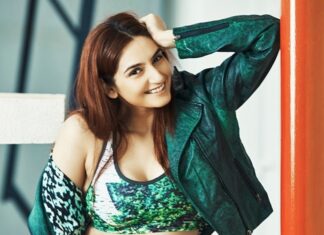Ragini Dwivedi Instagram - SMILE A LITTLE 🙋‍♀️ Show em how it’s done baby 😉😉 #raginidwivedi #ragini #photoshoot #photooftheday #photoart #smile #smilemore #fitnessmotivation #fit #lovenlight #positivevibes #weekend #instagood #instagram #instafashion #instamood #instacool #poser #actor #influencer Bangalore, India