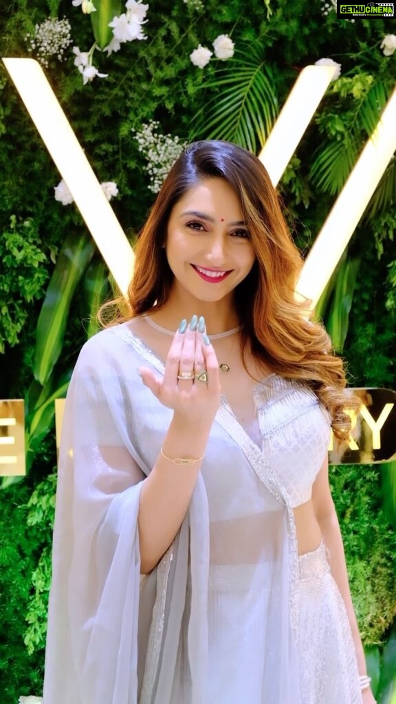 Ragini Dwivedi Instagram - UPGRADE your jewelry game with Yuva by @joyalukkas ! 🔥 This trendy and affordable collection is a must-have for every fashion-forward young woman. 💃 I’m obsessed with the 18KT Yellow Gold pieces featuring White Mother of Pearl and Green Malachite stones. 😍 Don’t miss out on this stunning collection, head to your nearest Joyalukkas store now! 🛍️✨ #YuvaByJoyalukkas #MakeEverydayShine ✨ #18KTGold #YuvaInspirations 💫” #raginidwivedi #ragini #brandambassador #brandcollaboration #trending #trendingreels #trendingsongs #trend #viralreels #actor #influencer #reelsinstagram #reelsvideo #reelitfeelit #reelkarofeelkaro #jewellery #moderndesign