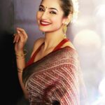 Ragini Dwivedi Instagram – REGAL DIARIES 🫶🏾🙋‍♀️❤️❤️💕💕
To be a girl child and to be honoured to wear your mothers clothes and jewellery is priceless 
Custom made saree @rohini64 
Shot by @theweddingjournalsofindia 
Edited by @kiran.venkataramanappa 
Styled @nainaarora.fashion 

#raginidwivedi #ragini #photooftheday #pride #potd #posechallenge #sareelove #indianwear #indianenterpreneur #indianfashion #ethnicwear #ethnicoutfit #ethnicstyle #instagood #instadaily #instamood #instalove #ınstaphoto Bangalore, India