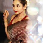 Ragini Dwivedi Instagram – REGAL DIARIES 🫶🏾🙋‍♀️❤️❤️💕💕
To be a girl child and to be honoured to wear your mothers clothes and jewellery is priceless 
Custom made saree @rohini64 
Shot by @theweddingjournalsofindia 
Edited by @kiran.venkataramanappa 
Styled @nainaarora.fashion 

#raginidwivedi #ragini #photooftheday #pride #potd #posechallenge #sareelove #indianwear #indianenterpreneur #indianfashion #ethnicwear #ethnicoutfit #ethnicstyle #instagood #instadaily #instamood #instalove #ınstaphoto Bangalore, India