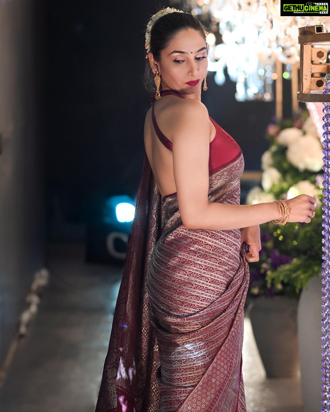 Ragini Dwivedi Instagram - REGAL DIARIES π«ΆπΎπββοΈβ€οΈβ€οΈππ To be a girl child and to be honoured to wear your mothers clothes and jewellery is priceless Custom made saree @rohini64 Shot by @theweddingjournalsofindia Edited by @kiran.venkataramanappa Styled @nainaarora.fashion #raginidwivedi #ragini #photooftheday #pride #potd #posechallenge #sareelove #indianwear #indianenterpreneur #indianfashion #ethnicwear #ethnicoutfit #ethnicstyle #instagood #instadaily #instamood #instalove #instaphoto Bangalore, India