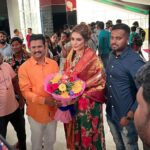 Ragini Dwivedi Instagram – CELEBRATING 🥳 
The most amazing people around me my fans the industry the actors thank you for all the love ❤️ honoured 
The best people bring out the best in your a glimpse of the amazing celebrations 

#raginidwivedi #ragini #birthdaygirl #birthdaycelebration #viral #viralpost #positivevibes #happiness #blessed #blessings #instagood #instamood #sareelove #trending #trend Bangalore, India