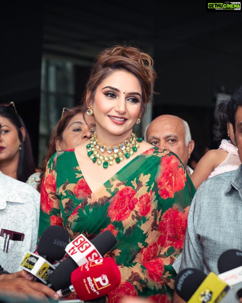 Ragini Dwivedi Instagram - CELEBRATING 🥳 The most amazing people around me my fans the industry the actors thank you for all the love ❤ honoured The best people bring out the best in your a glimpse of the amazing celebrations #raginidwivedi #ragini #birthdaygirl #birthdaycelebration #viral #viralpost #positivevibes #happiness #blessed #blessings #instagood #instamood #sareelove #trending #trend Bangalore, India