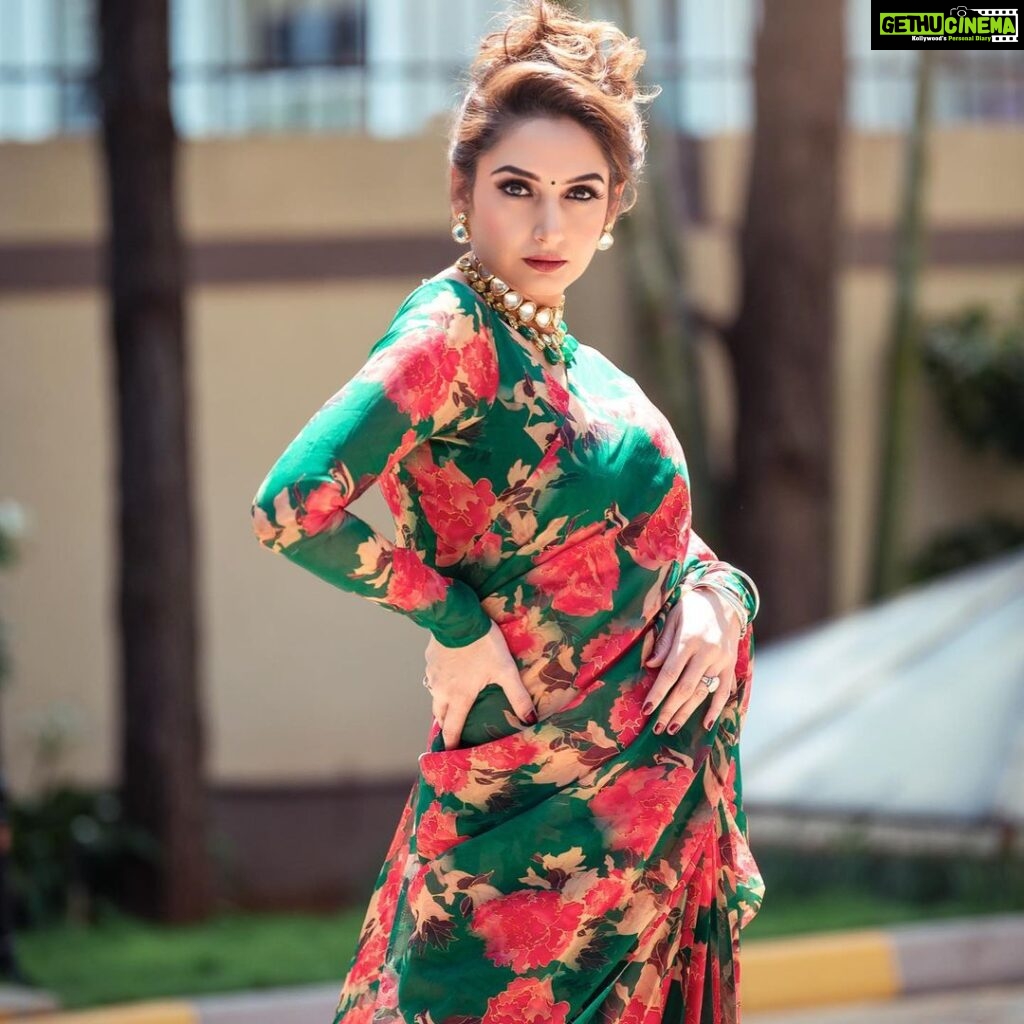 Ragini Dwivedi Instagram - SAREE SWAG 💕 Outfit @devnastitchingstudio Styling @nainaarora.fashion Makeup and hair @strokesnstrands Capture @kiran.venkataramanappa Jewellery @rohini64 #raginidwivedi #birthdaygirl #birthday #ragini #actor #influencer #potd #positivevibes #bengaluru #chennai #south #india #sareelove #saree #viralpost #instagram #instafashion #instalove #instaphoto #portraitphotography #greenday #happyday Bangalore, India