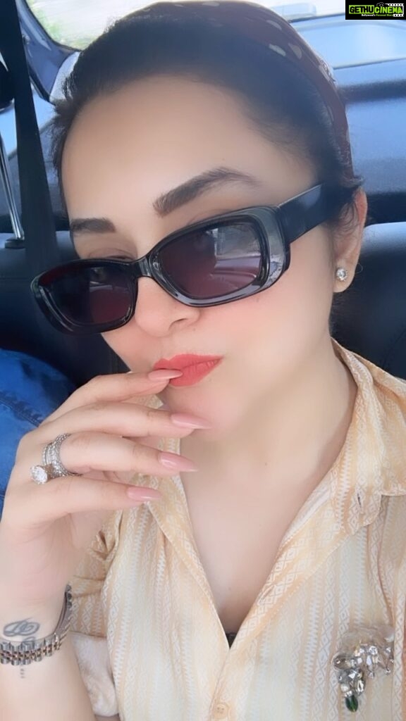 Ragini Nandwani Instagram - Time pass😂😂😂😂 #travel #roadtrip #shades #newpost #celebrity #entrepreneur#hotonbeauty #actress #lips #friday #dehradun #mumbai #dubai🇦🇪 #influencer #reels