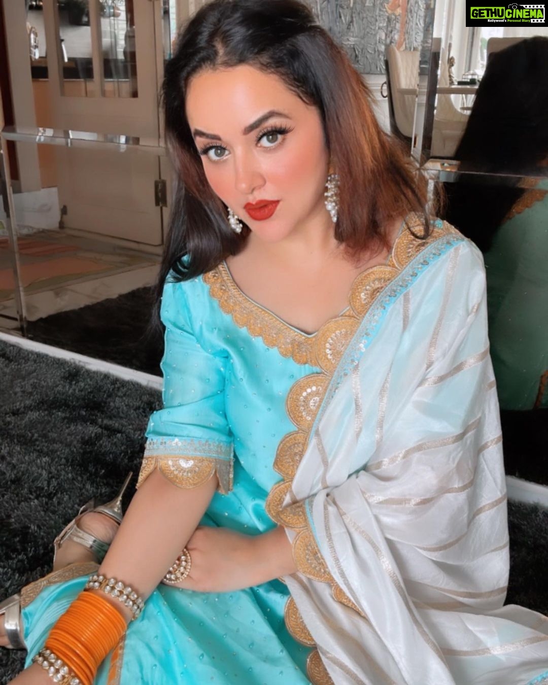 Ragini Nandwani Instagram - Blue n Yellow 🔵🟡🔵🟡 What’s ur fav combi #newpost #latestnews #kaalimaa #bluekurta #punjabisuit #white #latestfashion #instaphoto #indianwear #celebrity #style #mumbai #dubai #globalfashion #bangles #desigirl
