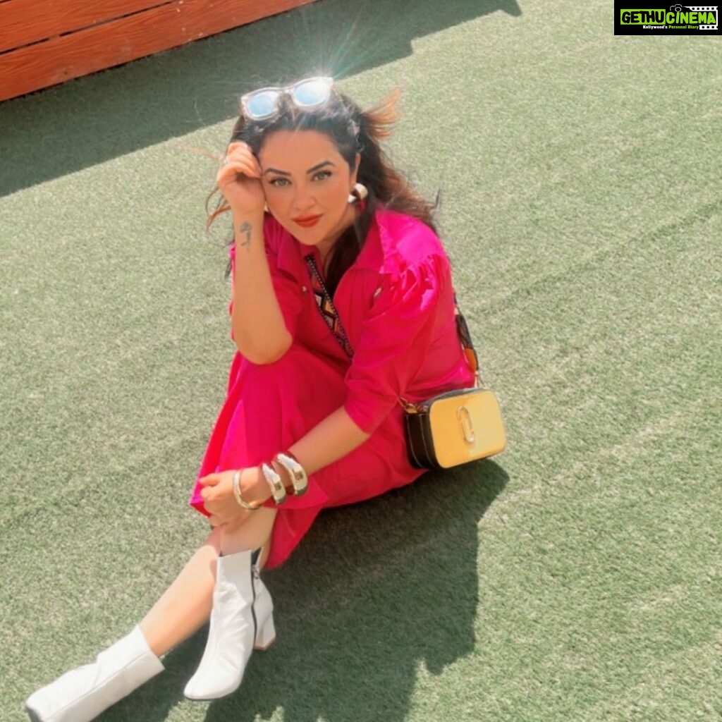 Ragini Nandwani Instagram - Pink floss OUTFIT @yellowsapphire79 #hello #newpost #kaalimaa #happyday #sunkissed #sunnyday #mumbai #girlinboots #pink #whiteboots #casual #summeroutfit #yellowsapphire #loveanimals