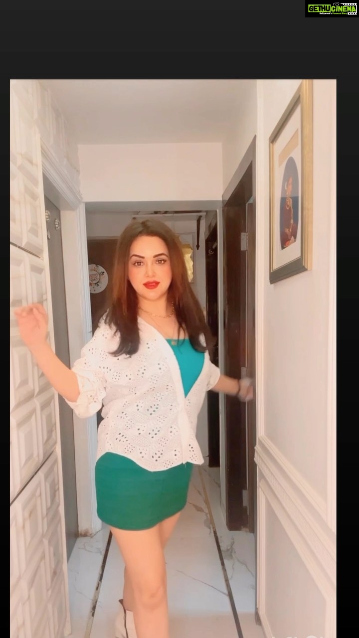 Ragini Nandwani Instagram - Hello Wednesday π #bollywood #news #actress #vanitygoals #instalike #hotonbeauty #latenight #latest #postoftheday #instaphoto #photooftheday #liketime #metime #chennai #green #saveanimals #loveanimals #glamour #walk #sexywomen
