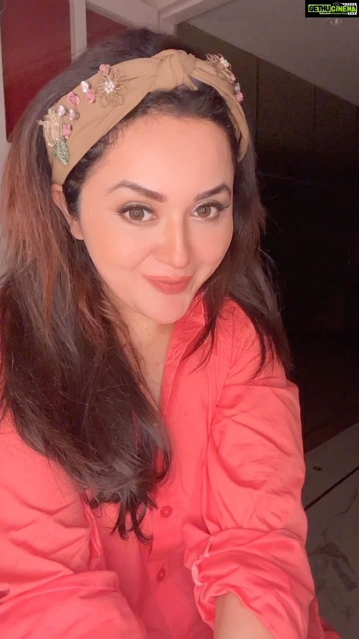 Ragini Nandwani Instagram - Good Night ❤️❤️❤️❤️ #goodnight #reelsinstagram #newpost #latenight #holi #festive #loveyourself #loveanimals #perfect #smokinhot #cuteness #newcollection #hairband #meme #saffron #nightwear #likesforlike #tuesday #collaboration