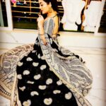 Ragini Nandwani Instagram - Friday Fun #throwback #picture #postoftheday #blacklehenga #ethnic #duppata #entrepreneur #newlaunch #happytowork #clothingbrand #friday #weekend #makeuplook #festive #happylife