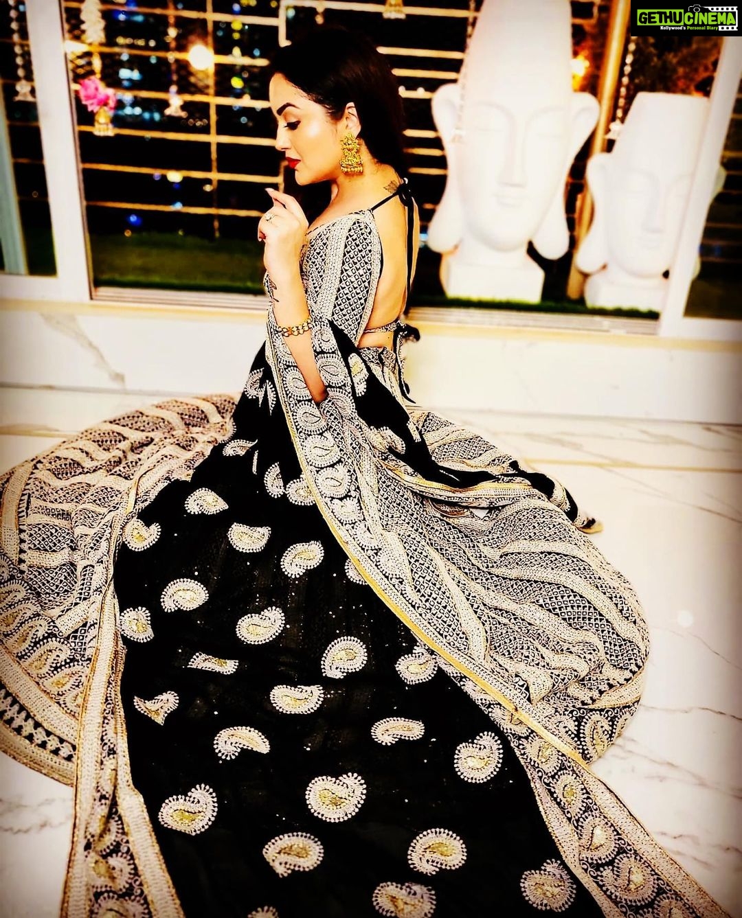 Ragini Nandwani Instagram - Friday Fun #throwback #picture #postoftheday #blacklehenga #ethnic #duppata #entrepreneur #newlaunch #happytowork #clothingbrand #friday #weekend #makeuplook #festive #happylife