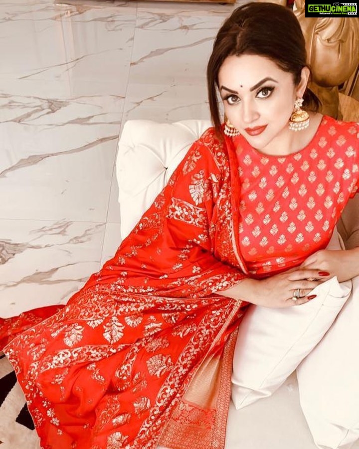 Ragini Nandwani Instagram - Desi Vibes Indian attire always beautiful @yellowsapphire79 #goodmorning #morning #wednesday #red #suit #bindi #indianwomen #indiangirls #women #silksuits #actress #duppata #rednwhite #viral #influencer #collaboration #desigirl #design #mumbai #shootlife