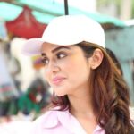 Ragini Nandwani Instagram – Pink love 🎀

#eveningvibes#pink #cap #hairstyles #happyday #friday #weekendvibes #slayqueen #cute #pose #shootlife #southcinema #actress #trending #viralnews #pinklips #peace #womanpower #womanempowerment