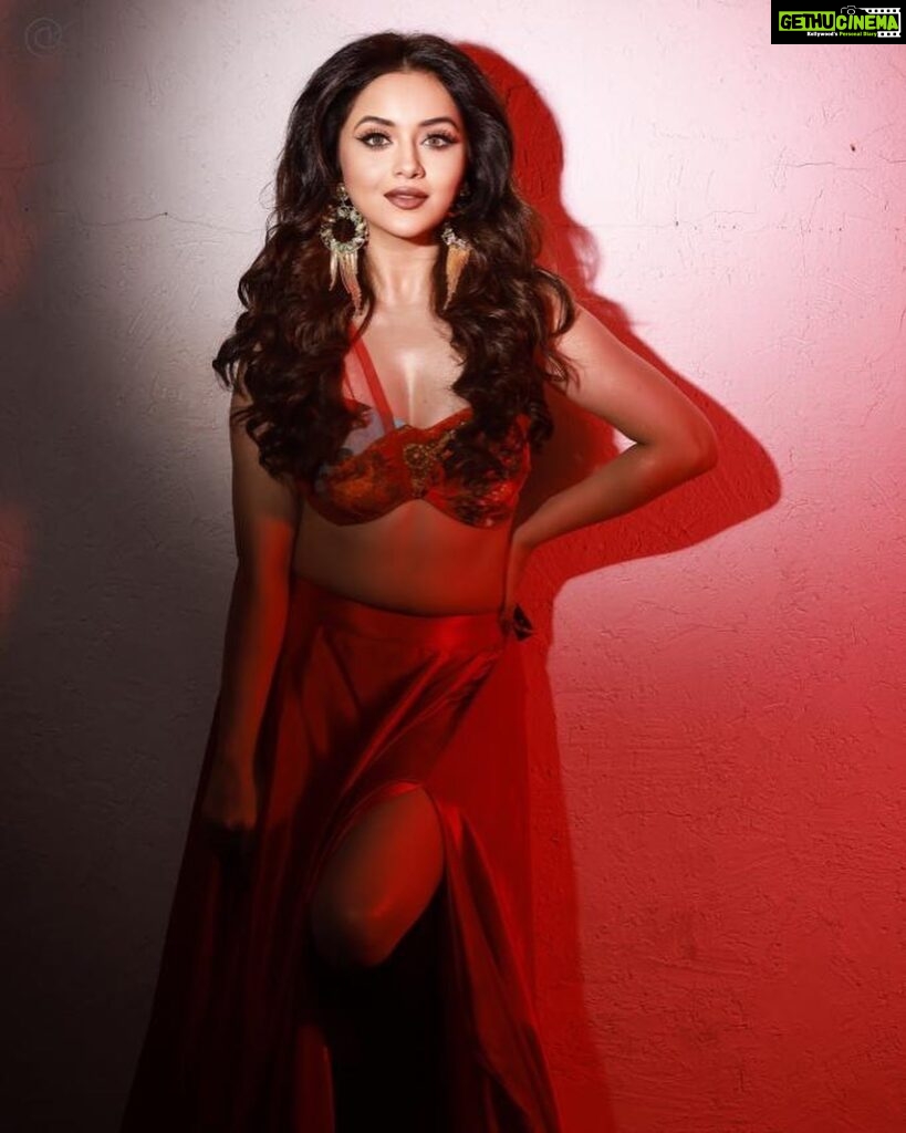 Ragini Nandwani Instagram - Make everyday a little less ordinary ❤❤❤❤❤❤❤❤❤❤❤ @amitkhannaphotography #reddress #sexyoutfit #photooftheday #sunday #goodafternoon #sexyladys #hotactress #movies #actress #tamilcinema #maldives #vaccation #valentines #midnight #beauty #instagamer #influencer #viral #trending #influencer #millionfollowers