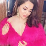 Ragini Nandwani Instagram - Pink Wednesday 💋💋💋 #pink #glamorous #makeover #actress #bollywood #tollywood #lovelykaushik #tvactress #earrings #instagood #likesforlike #hotonbeauty #nails #photooftheday #viral #indian #latest #yellowsapphire #designer #makeup #vanity #makeuproom Dehra Dun, India