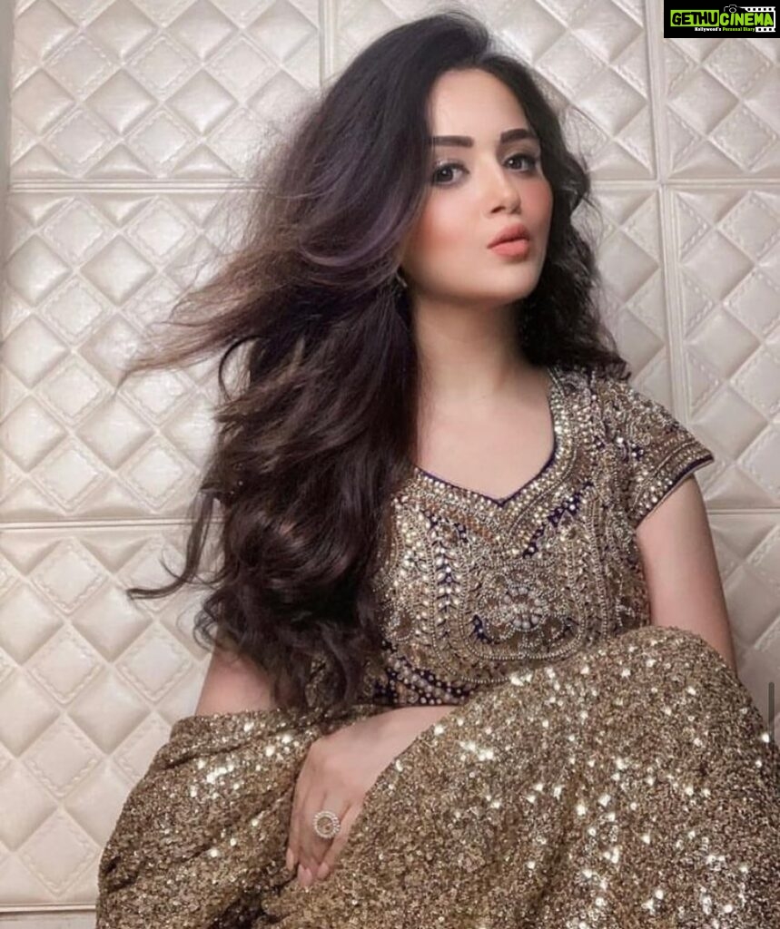 Ragini Nandwani Instagram - Less BITTER More GLITTER #glitter #wedding #collection #collaboration #actress #influencer #dehradun #india #designer #hairstyles #postoftheday #instafashion #instadaily #motivation #morning #makeup #partyideas #lips #pout #slayqueen #hotactress #bollywoodactor