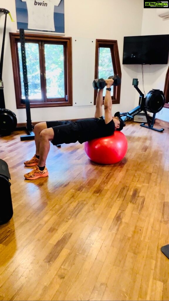 Rahul Bose Instagram - Ain’t no one cooler than @rahulbose7 Workout Wednesdays 💪🏻 . . . . . . . . . . . . . #soleus #soleusmumbai #gatewayofindia #healthandwellness #strengthandconditioning #strengthtraining #conditioning #cycling #trxtraining #trxworkout #dumbbellworkout #fullbodyworkout #fitnesscenter #fitness Soleus