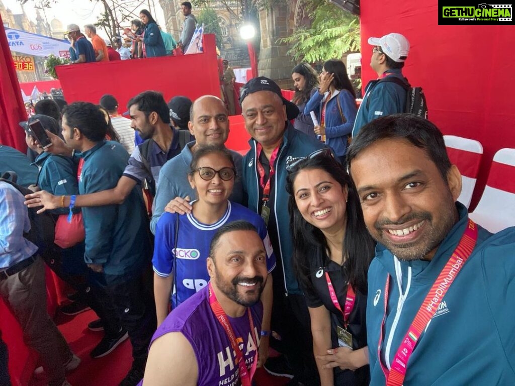 Rahul Bose Instagram - Thank you @gopichandpullela for the selfie. The wonderful thing about @tatamummarathon is one gets to meet sporting legends like you. A privilege. 🙏🏾 Here with @deepthibopaiah @rajdeep_sardesai @jalaj.dani and @vitadani7
