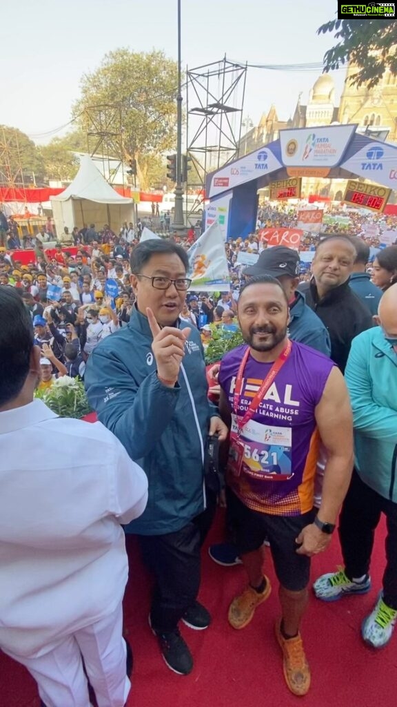 Rahul Bose Instagram - At the start line : always a pleasure to meet the Honourable Minister for Law and Justice Shri @kiren.rijiju His passion and zest for sport is such a breath of fresh air. Thank you for coming to the @tatamummarathon , Sir. See you next year!