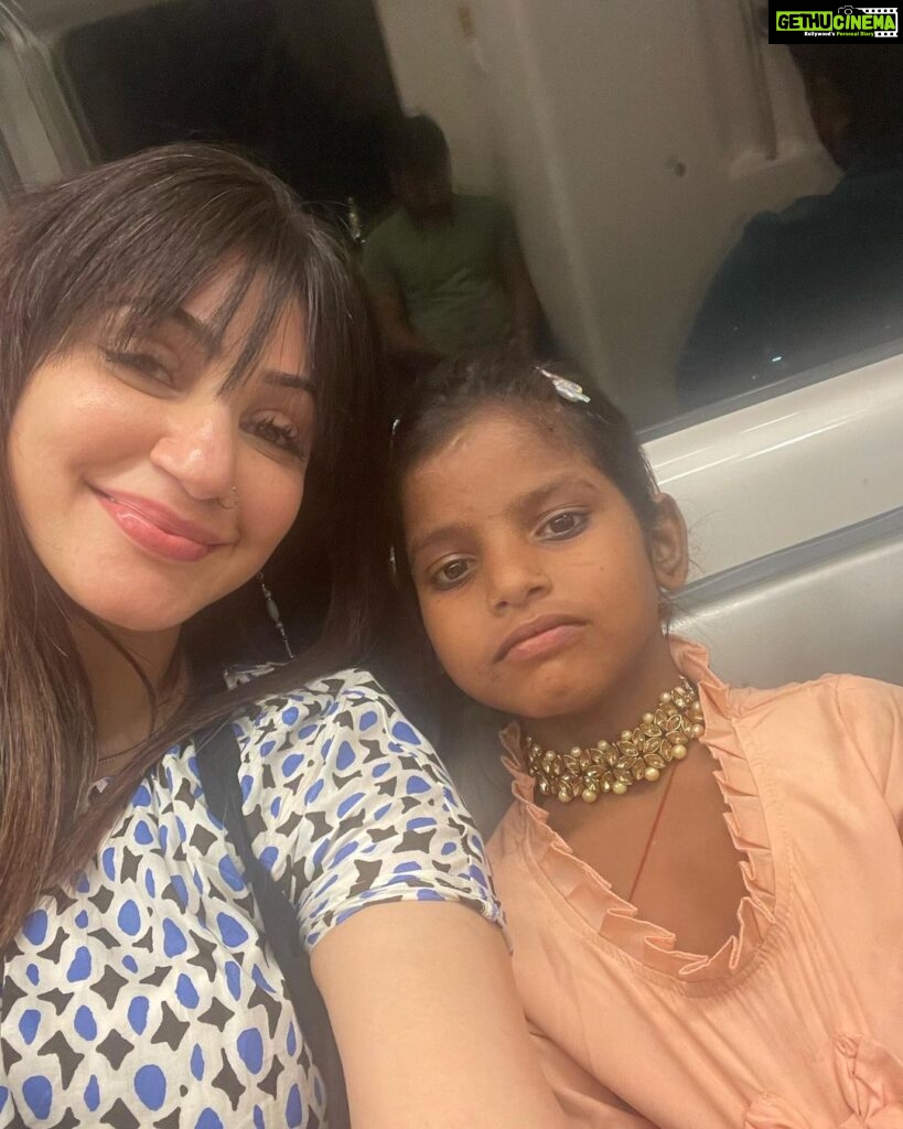 Reyhna Malhotra Instagram - Magic💫💫💫💫💫🌈 Life of mumbai is indeed Life in a Metro ❤ Met sahiba and her sister from Borivali to Dn nagar Her story was so overwhelming that I couldn’t stop giving Sahiba a warm hug and planted a kiss on her cheek 🥰 All I could do to comfort her 🧚🏻‍♀🪷🌸 at that very moment Be kind Be love 💕 I wish I could do more 🙏 Met her in a metro ❤🌸🪷😍💫🧿