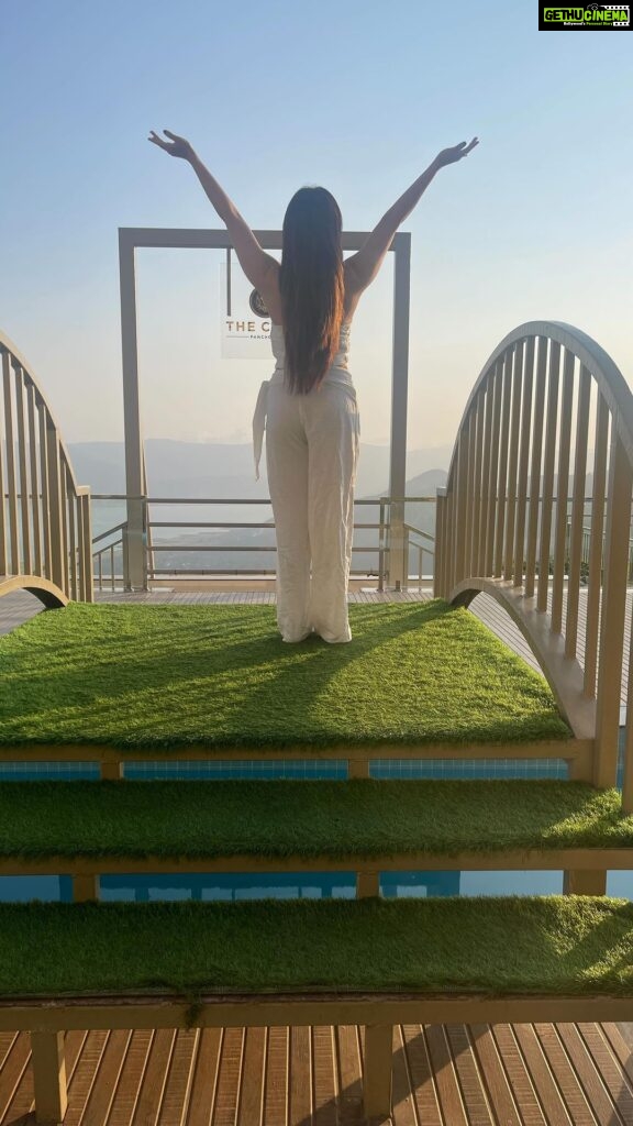 Reyhna Malhotra Instagram - Had an amazing stay on a mountain cliff & felt deeply refreshed gazing the surreal view of the sun rising & setting.Thank you @thecliffpanchgani & @zuperhotels for the amazing hospitality throughout.Cannot wait to be back !! Coordinated by @aesana0710