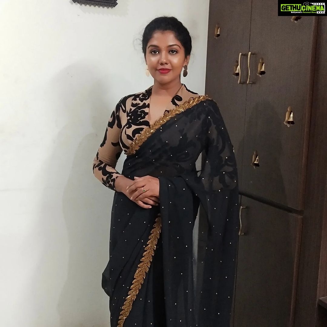 Riythvika Instagram - #blacklove 🤎🖤🤎🖤 Saree @lakshmiboutique2021 Blouse @vanithavijaykumarstylingstudio @vanithavijaykumar #vijayteleawards