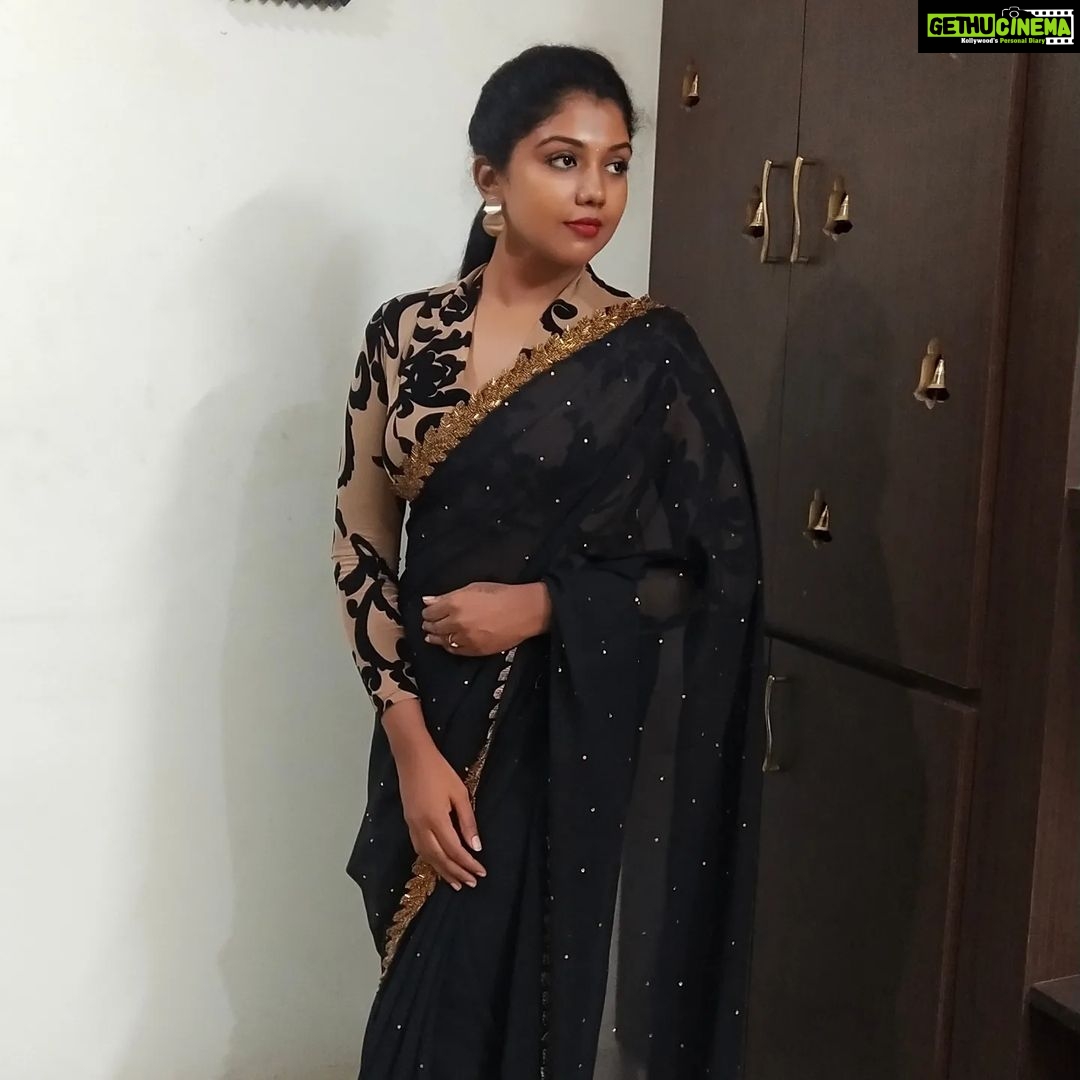 Riythvika Instagram - #blacklove 🤎🖤🤎🖤 Saree @lakshmiboutique2021 Blouse @vanithavijaykumarstylingstudio @vanithavijaykumar #vijayteleawards