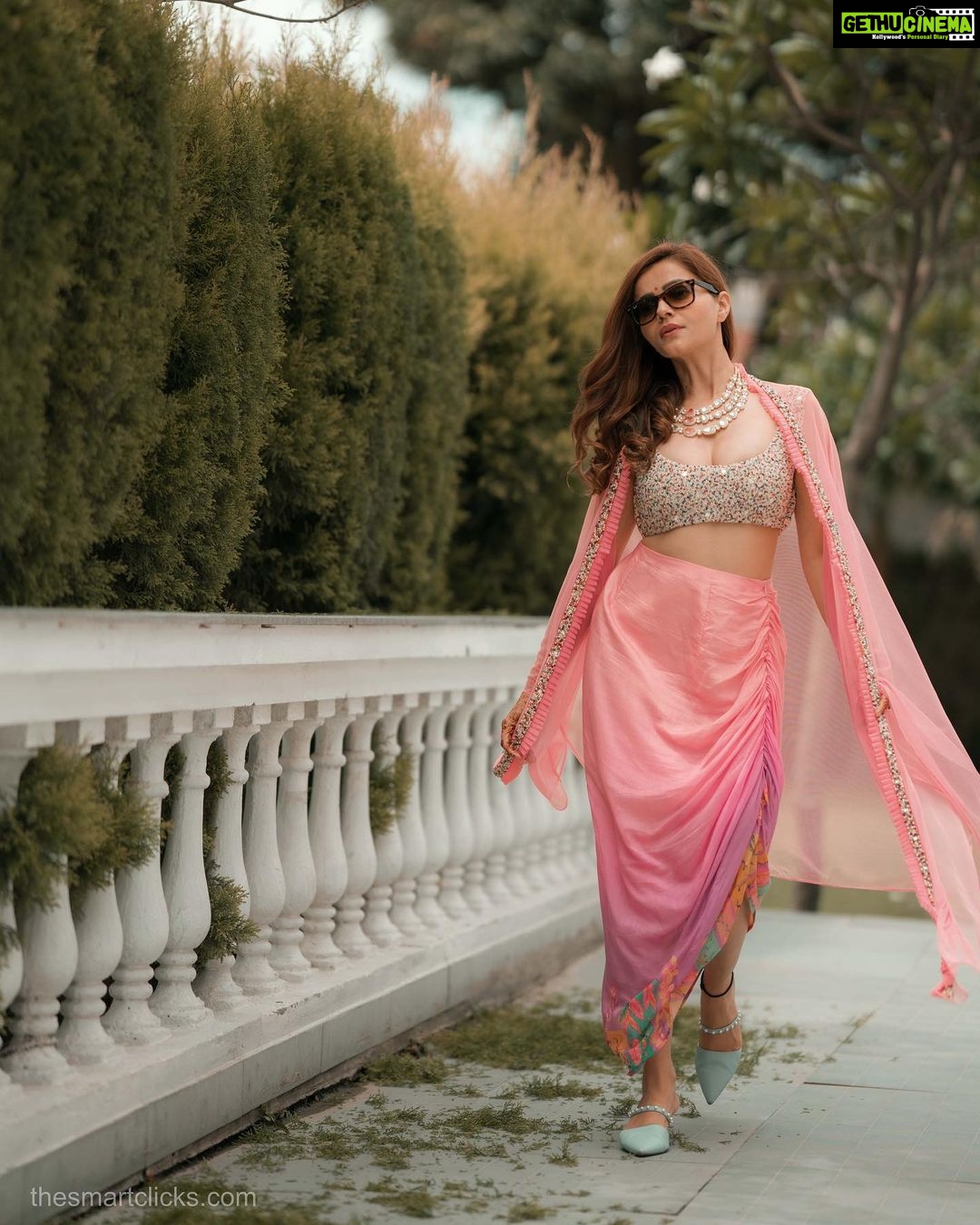 Rubina Dilaik Instagram - Gulabi ishq @ashukla09 . . . Styled by @stylingbyvictor @sohail__mughal___ Outfit @labelpsb @vblitzcommunications Jewellery @perkartjewels1 Assisted @sanakhan.z @styleby_antara Clicked by @thesmartclicks