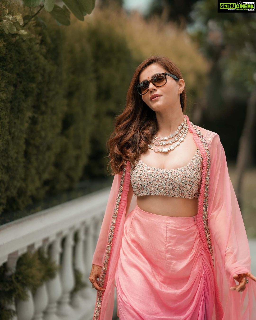 Rubina Dilaik Instagram - Gulabi ishq @ashukla09 . . . Styled by @stylingbyvictor @sohail__mughal___ Outfit @labelpsb @vblitzcommunications Jewellery @perkartjewels1 Assisted @sanakhan.z @styleby_antara Clicked by @thesmartclicks