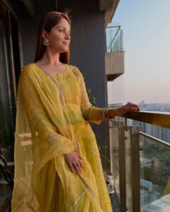 Rubina Dilaik Instagram - Eid 🌙 Mubarak . . . . Styled by @stylingbyvictor @sohail__mughal___ Outfit @mansinagdevofficial