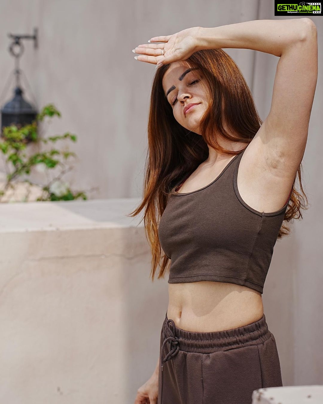 Rubina Dilaik Instagram - Stretch and take some sunlight 🫶🏻