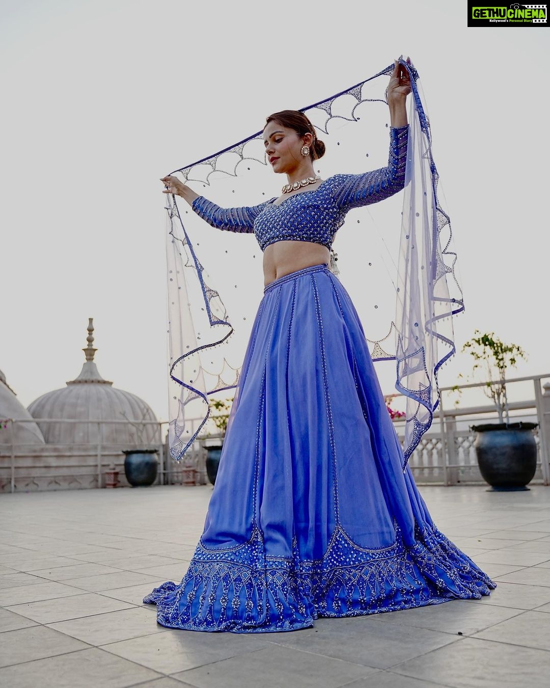 Rubina Dilaik Instagram - Yeh shaam Sufi , teri nigaahon se . . . My favourite lensman @ashukla09 . . . Styled by @stylingbyvictor @sohail__mughal___ Outfit @irrauofficial Jewellery @namasyajewellery . . . This beauty behind …. @fairmontjaipurindia @crosshairsindia