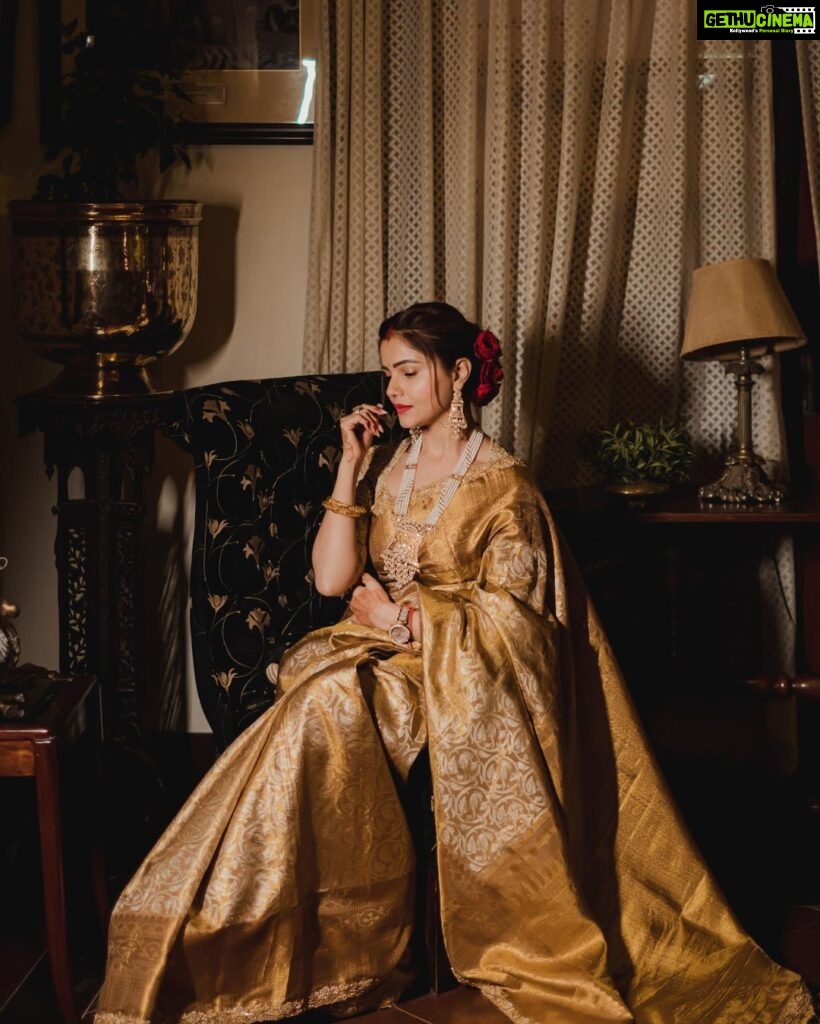 Rubina Dilaik Instagram - Golden Glow ✨ . . . . Memories by @raabta.studios Saree : @yaksideepthireddy Styled by @stylingbyvictor @sohail__mughal___ Venue @woodvillepalace