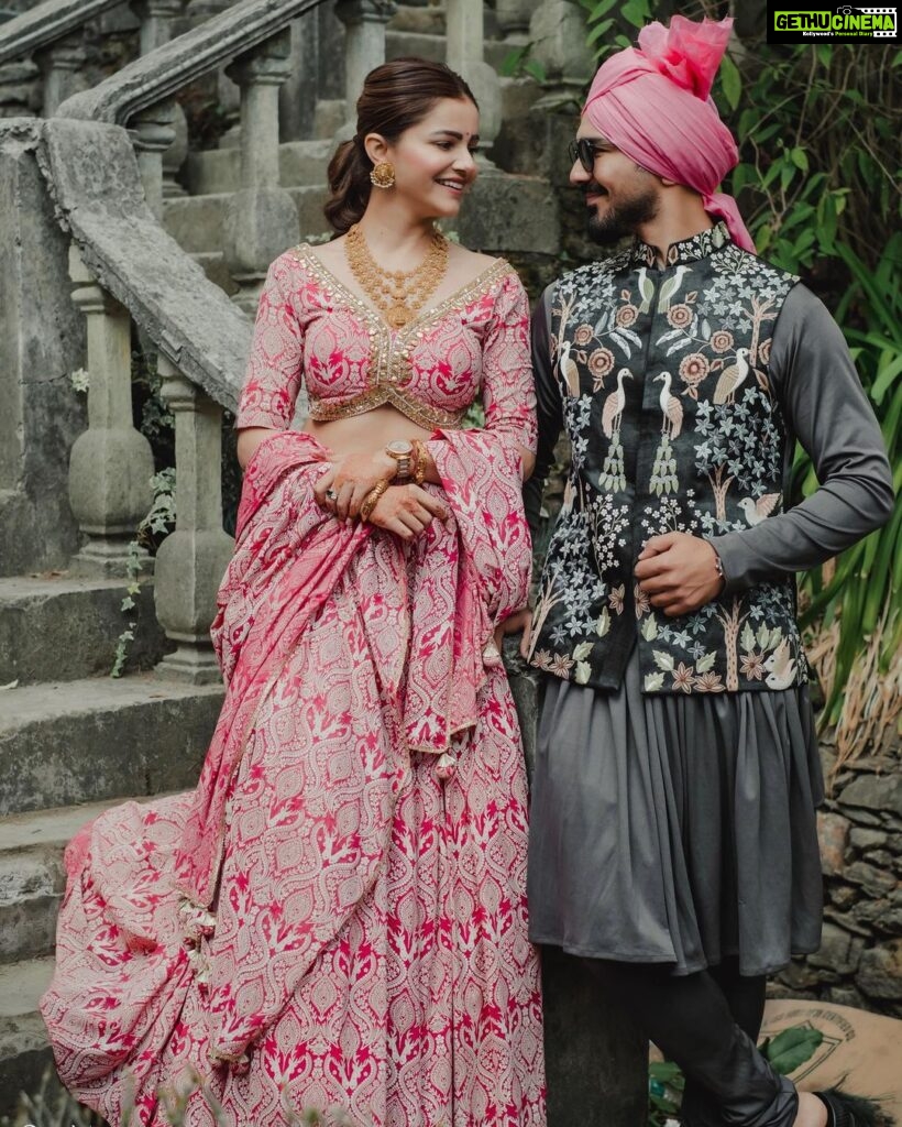 Rubina Dilaik Instagram - We recreated our iconic wedding pic! Same place, same time of the day just 4 years and few months older but much fitter & together ! ❤️❤️ @rubinadilaik Styled by @stylingbyvictor @sohail__mughal___ Pink lehanga @soniyagofficial @megaan.india Me Styled by @stylingbyvictor @sohail__mughal___ Kurta and jacket @attirekunalnsid 📷@raabta.studios