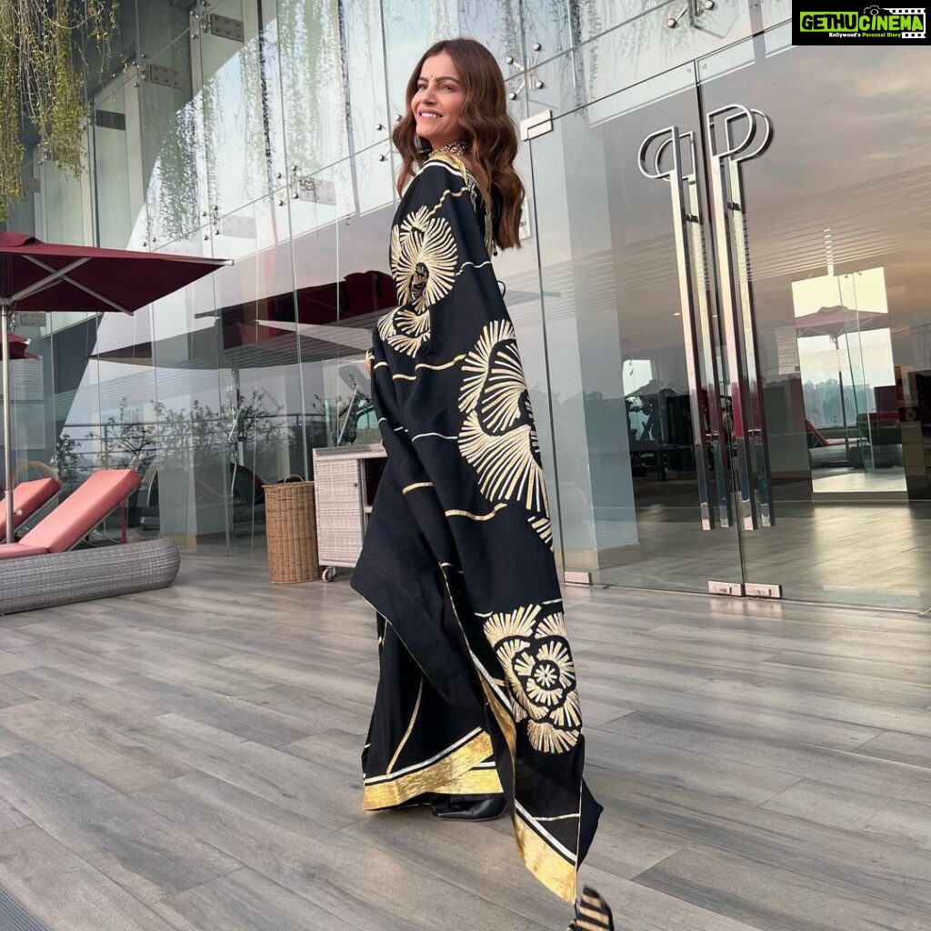Rubina Dilaik Instagram - 🫶🏻its Just #saree #love . . . Styled by @stylingbyvictor @sohail__mughal___ __ Saree @gulabobyabusandeep Accessories @the_jewel_gallery Bag @sabrabymegha @vblitzcommunications Assisted by @styleby_antara @ebthestylecoach