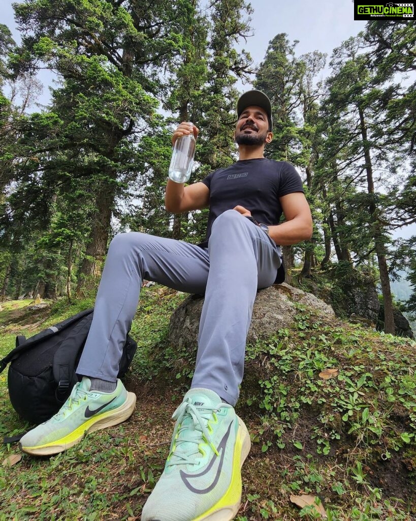 Rubina Dilaik Instagram - Celebrating our 5th anniversary in our way…. He @ashukla09 loves mountains and I love to touch base with my roots to replenish my soul, hence we decided to trek the highest peak in Himachal ( Churdhaar ) , which is an abode of Mahadev 🔱to pay our gratitude with our family….. 🙏🏼❤️